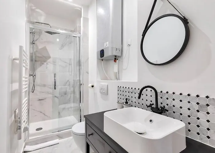 Appartement Quartier Plaine-Monceau 8P Rdc Paris