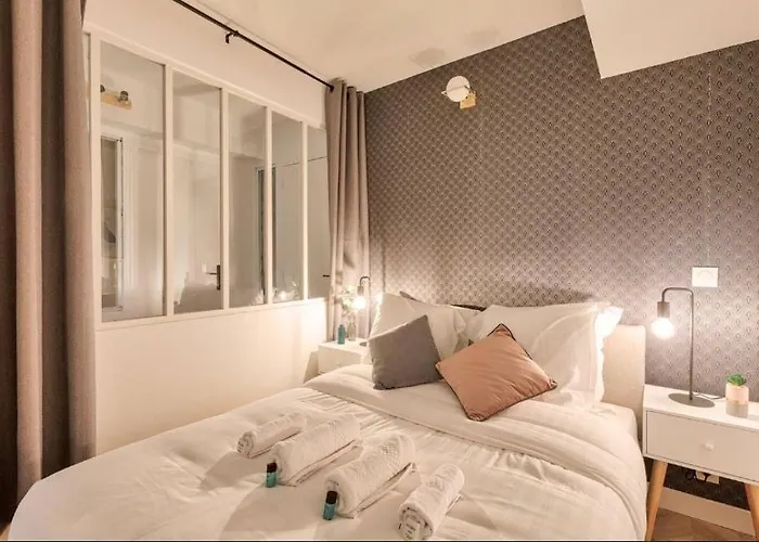 Appartement Quartier Plaine-Monceau 8P Rdc * Paris